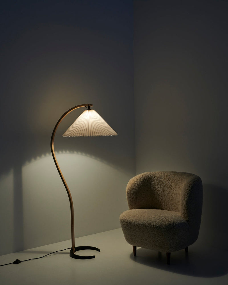 Timberline Floor Lamp - US - Gubi Floor Lamps - Oak/Birch - White - HORNE