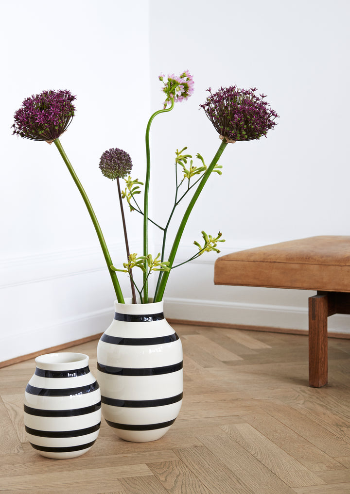 Omaggio Vase - Black - Kähler - Vases - 7.5"Ø - HORNE