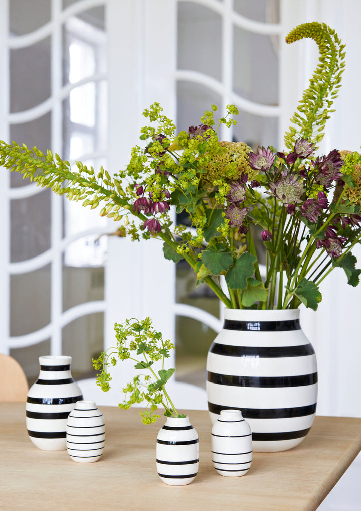 Omaggio Vase - Black - Kähler - Vases - 7.5"Ø - HORNE