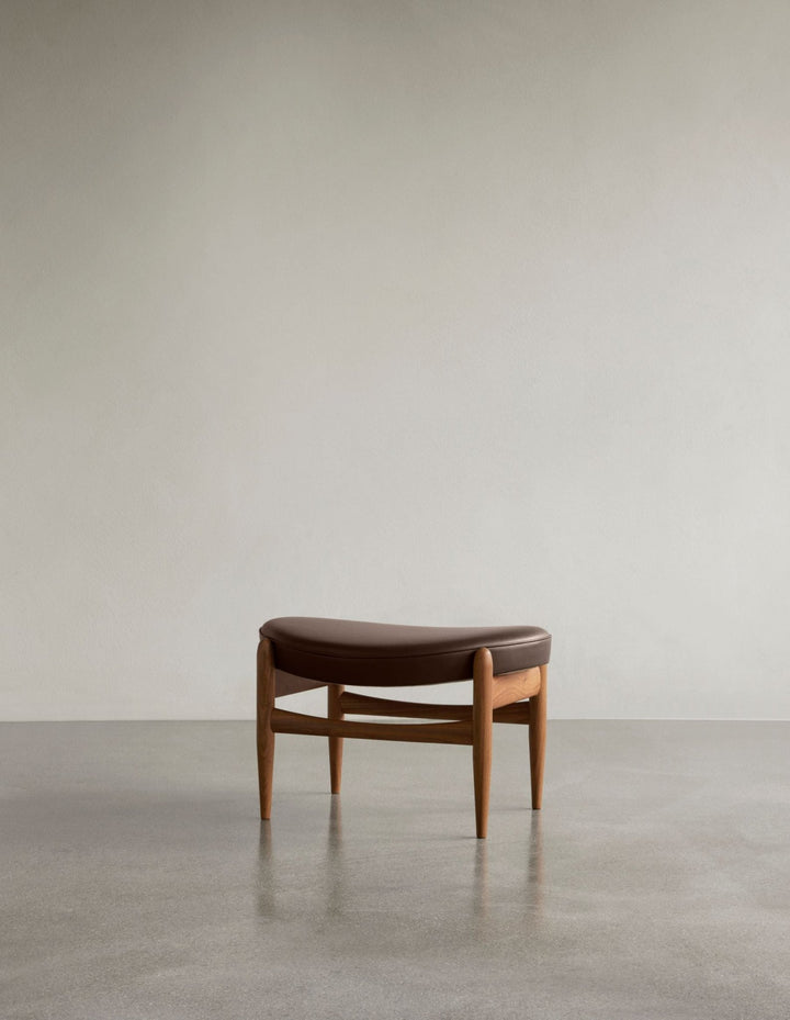 Elizabeth Ottoman - Audo Copenhagen - Stools + Benches + Ottomans - Natural Oak - Dunes Leather - Cognac - HORNE