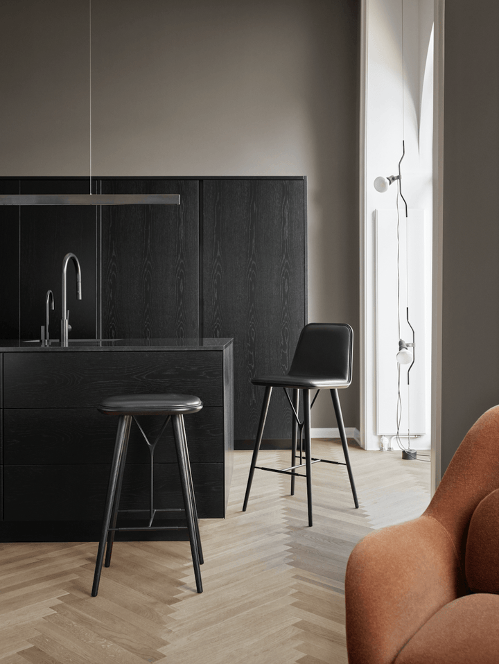 Spine Wood Base Stool - Lacquered Oak - Fredericia - Stools + Benches + Ottomans - Bar Height - Vegeta 90 - HORNE
